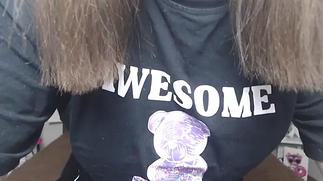 Snapshot of LauraHlot chatting on 02/17/25, 06:26 LauraHlot online show from 02/17/25, 06:26