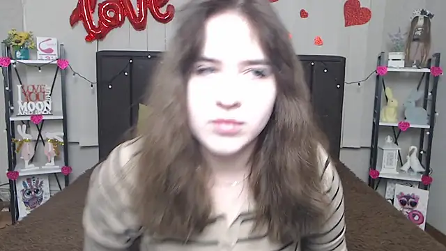 Snapshot of LauraHlot chatting on 02/19/25, 06:10 LauraHlot online show from 02/19/25, 06:10