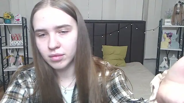 Snapshot of LauraHlot chatting on 09/17/25, 06:31 LauraHlot online show from 09/17/25, 06:31