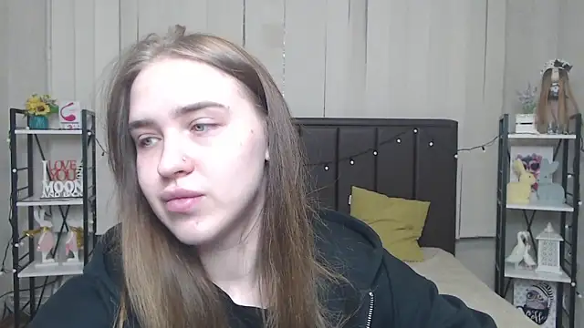 Snapshot of LauraHlot chatting on 09/20/25, 06:03 LauraHlot online show from 09/20/25, 06:03