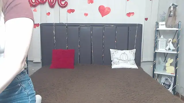LauraHlot online show from 05/13/26, 05:49