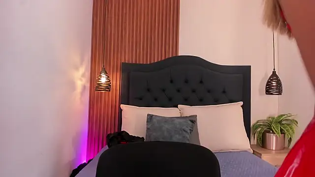 SARA STONE17 online show from 12/24/24, 06:39