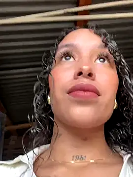 Snapshot of MarieLeon chatting on 12/14/25, 08:13 MarieLeon online show from 12/14/25, 08:13