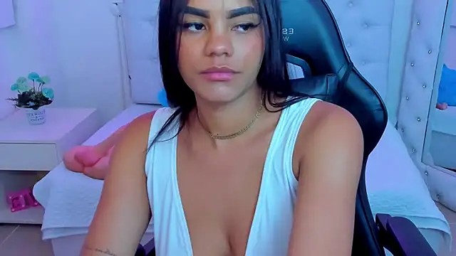 Snapshot of silvana__miller chatting on 02/18/25, 07:09 silvana miller online show from 02/18/25, 07:09