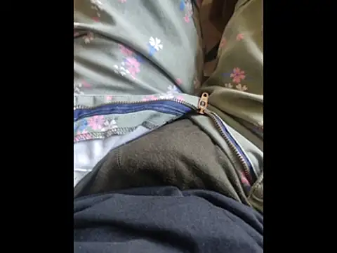 Snapshot of boy_BeardGallery chatting on 12/18/25, 05:24 boy BeardGallery online show from 12/18/25, 05:24