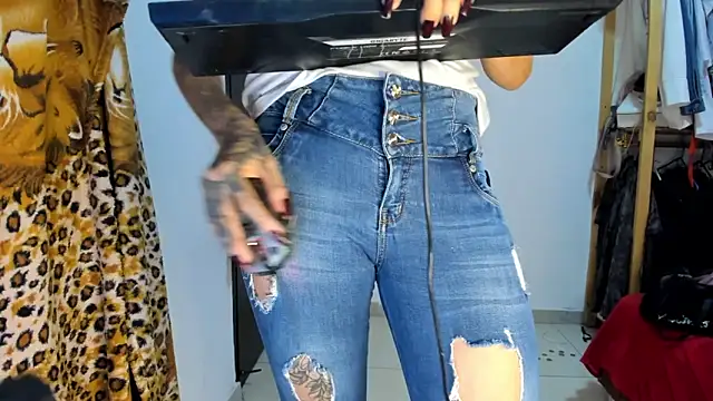 Snapshot of Charllote23 chatting on 03/18/25, 06:36 Charllote23 online show from 03/18/25, 06:36