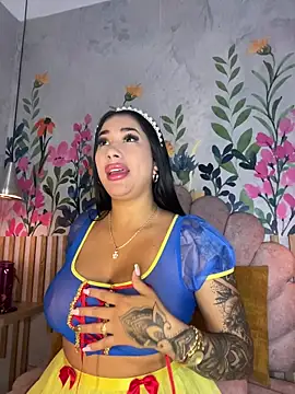 Snapshot of kiim_taaylor chatting on 10/13/25, 01:00 kiim taaylor online show from 10/13/25, 01:00