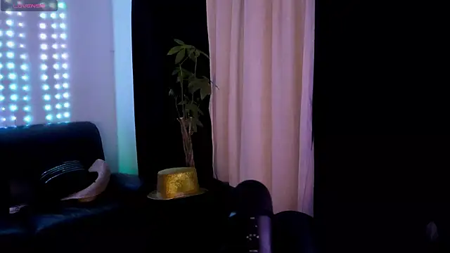 Snapshot of DamienSliick chatting on 11/24/25, 08:36 DamienSliick online show from 11/24/25, 08:36