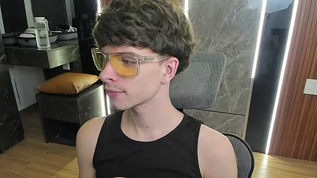 Snapshot of calvin_love_you chatting on 05/23/26, 04:33 calvin love you online show from 05/23/26, 04:33
