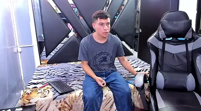 salvadorgomezx online show from 12/23/24, 11:06