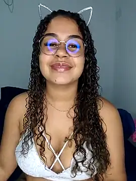 VitoriaFernandes online show from 03/22/25, 08:59