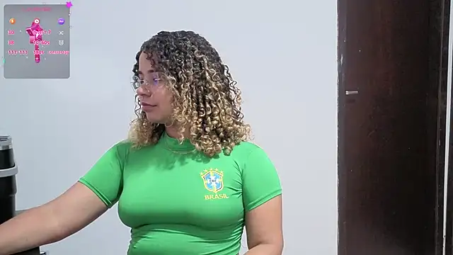 VitoriaFernandes online show from 02/15/26, 11:23