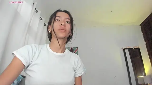 Snapshot of Sophie_sweett19 chatting on 10/10/25, 08:19 Sophie sweett19 online show from 10/10/25, 08:19