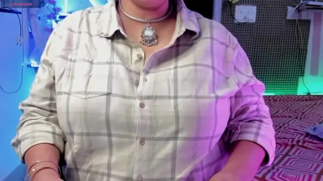 Snapshot of Gulabi_Queen chatting on 03/02/25, 02:43 Gulabi Queen online show from 03/02/25, 02:43