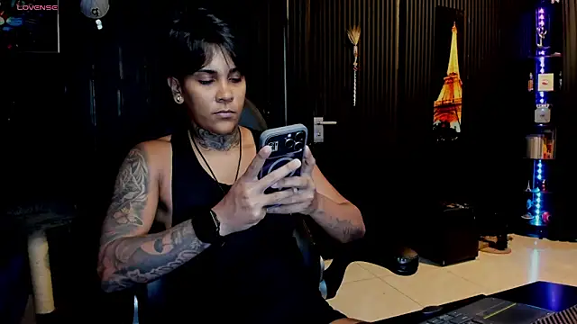 Snapshot of ZhoeStrong chatting on 09/09/25, 10:20 ZhoeStrong online show from 09/09/25, 10:20