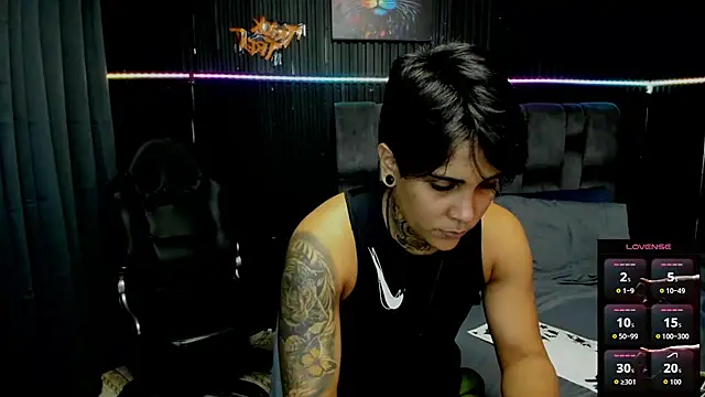 Snapshot of ZhoeStrong chatting on 10/31/25, 09:49 ZhoeStrong online show from 10/31/25, 09:49