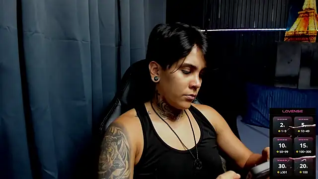 Snapshot of ZhoeStrong chatting on 11/02/25, 10:12 ZhoeStrong online show from 11/02/25, 10:12