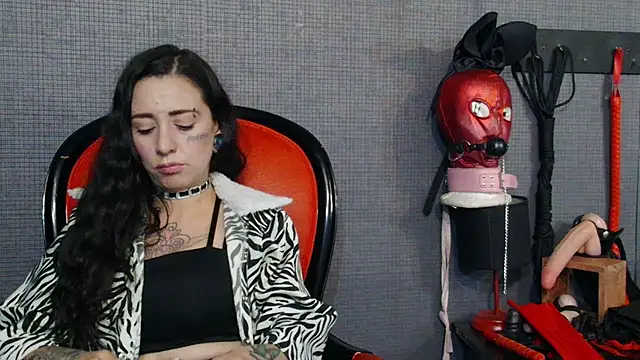 Snapshot of LusstCruella chatting on 03/03/25, 07:06 LusstCruella online show from 03/03/25, 07:06