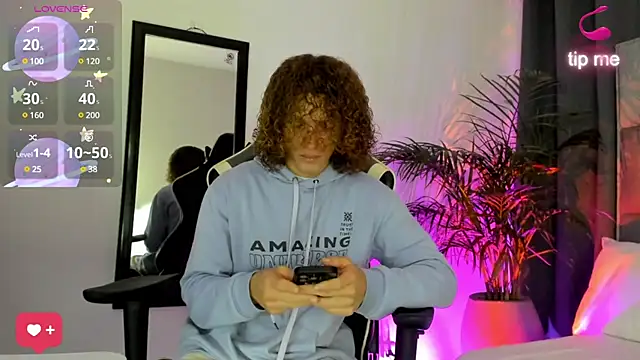 Snapshot of All3ssandr0 chatting on 12/04/24, 01:03 All3ssandr0 online show from 12/04/24, 01:03