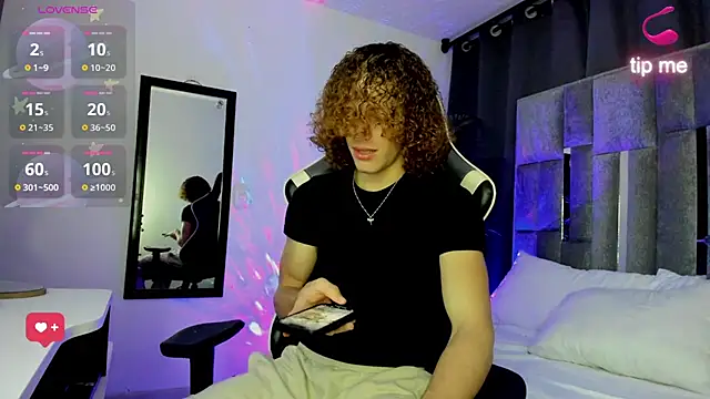 Snapshot of All3ssandr0 chatting on 12/19/24, 12:13 All3ssandr0 online show from 12/19/24, 12:13