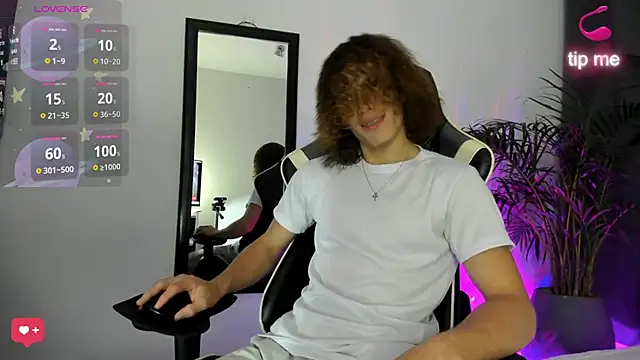 Snapshot of All3ssandr0 chatting on 12/22/24, 12:28 All3ssandr0 online show from 12/22/24, 12:28