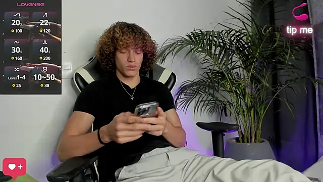 Snapshot of All3ssandr0 chatting on 01/24/25, 12:20 All3ssandr0 online show from 01/24/25, 12:20