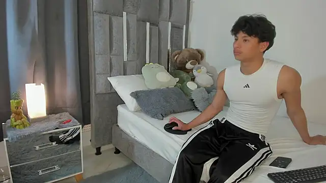 Snapshot of All3ssandr0 chatting on 10/23/25, 08:40 All3ssandr0 online show from 10/23/25, 08:40