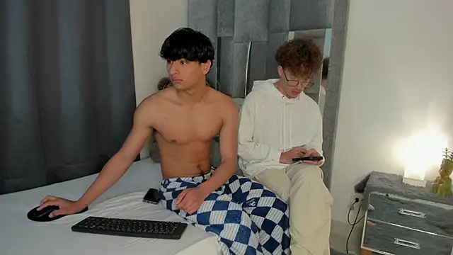 Snapshot of All3ssandr0 chatting on 11/14/25, 12:15 All3ssandr0 online show from 11/14/25, 12:15