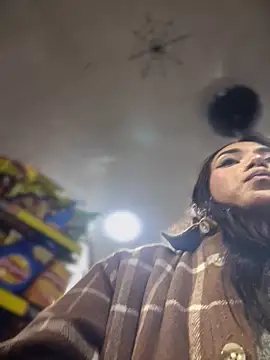 Snapshot of Nikol_Rang__ chatting on 10/23/25, 10:52 Nikol Rang online show from 10/23/25, 10:52