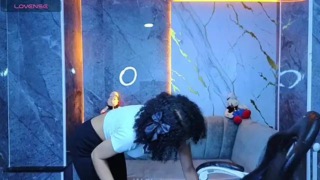 Snapshot of Violeth_b chatting on 07/13/26, 01:47 Violeth b online show from 07/13/26, 01:47