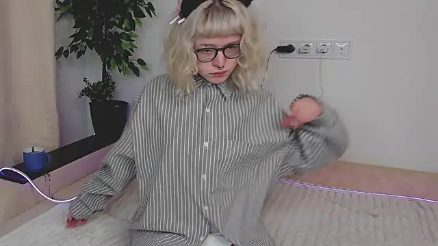 Snapshot of EdythElswick chatting on 04/05/26, 04:20 EdythElswick online show from 04/05/26, 04:20