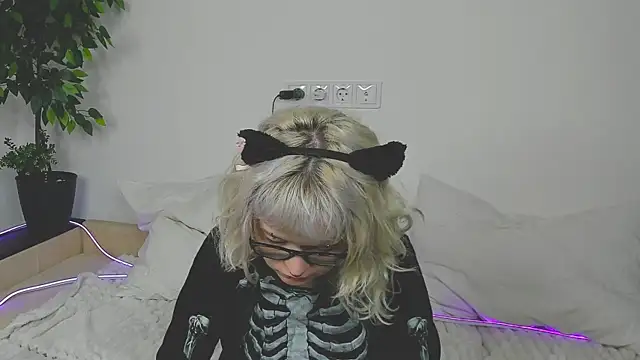 Snapshot of EdythElswick chatting on 04/07/26, 04:13 EdythElswick online show from 04/07/26, 04:13