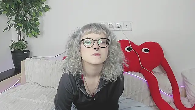 Snapshot of EdythElswick chatting on 04/14/26, 04:29 EdythElswick online show from 04/14/26, 04:29