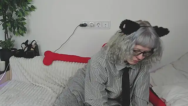 Snapshot of EdythElswick chatting on 04/15/26, 04:08 EdythElswick online show from 04/15/26, 04:08