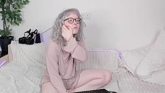 Snapshot of EdythElswick chatting on 04/16/26, 04:13 EdythElswick online show from 04/16/26, 04:13