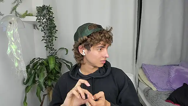 santy-kitty online show from 12/18/25, 03:45