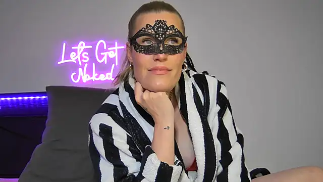 Snapshot of Sissy-Bee chatting on 05/28/26, 06:16 Sissy-Bee online show from 05/28/26, 06:16
