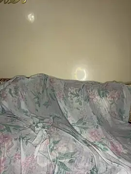 Layla-daloua online show from 12/10/24, 01:32