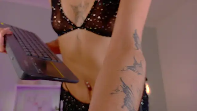 Snapshot of ParisFox_ chatting on 12/19/25, 01:07 ParisFox online show from 12/19/25, 01:07