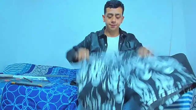 Snapshot of maxowens_oficial chatting on 12/31/24, 11:39 maxowens oficial online show from 12/31/24, 11:39