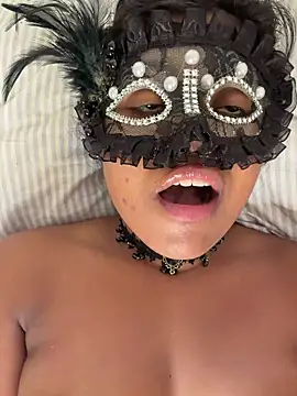 Bella Luna18 online show from 11/23/25, 08:41