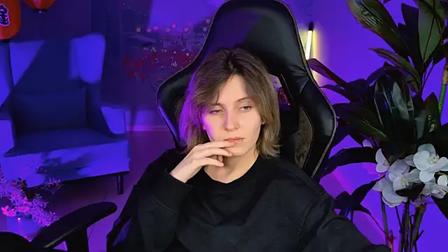 Snapshot of LolaAsmus chatting on 02/04/25, 08:13 LolaAsmus online show from 02/04/25, 08:13