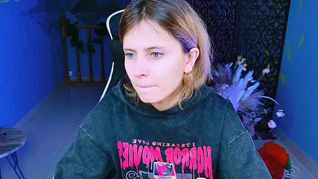 Snapshot of LolaAsmus chatting on 02/18/25, 07:43 LolaAsmus online show from 02/18/25, 07:43