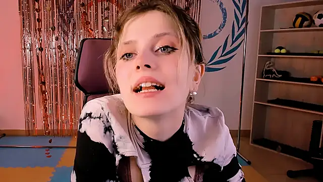 Snapshot of LolaAsmus chatting on 02/27/25, 11:31 LolaAsmus online show from 02/27/25, 11:31