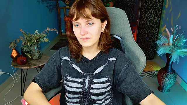 Snapshot of LolaAsmus chatting on 10/15/25, 05:18 LolaAsmus online show from 10/15/25, 05:18