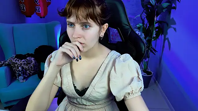 Snapshot of LolaAsmus chatting on 10/17/25, 05:43 LolaAsmus online show from 10/17/25, 05:43