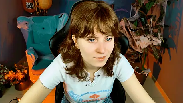 Snapshot of LolaAsmus chatting on 10/22/25, 05:30 LolaAsmus online show from 10/22/25, 05:30