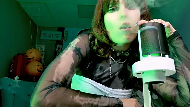 Snapshot of LolaAsmus chatting on 10/31/25, 06:47 LolaAsmus online show from 10/31/25, 06:47