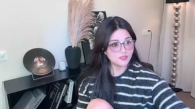 Snapshot of Strawberrybabyy1 chatting on 03/01/25, 05:05 Strawberrybabyy1 online show from 03/01/25, 05:05