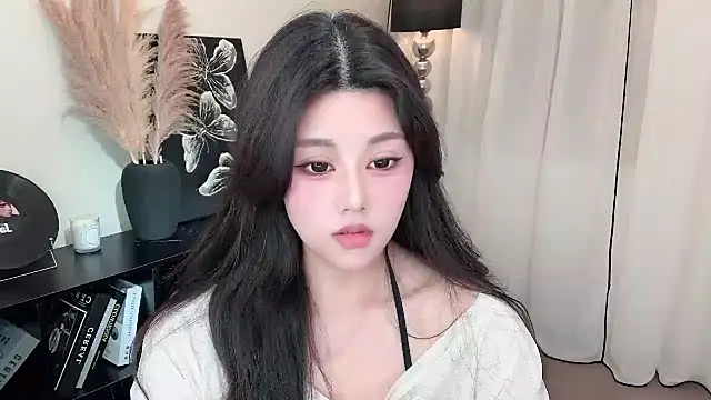 Snapshot of Strawberrybabyy1 chatting on 03/04/25, 10:02 Strawberrybabyy1 online show from 03/04/25, 10:02